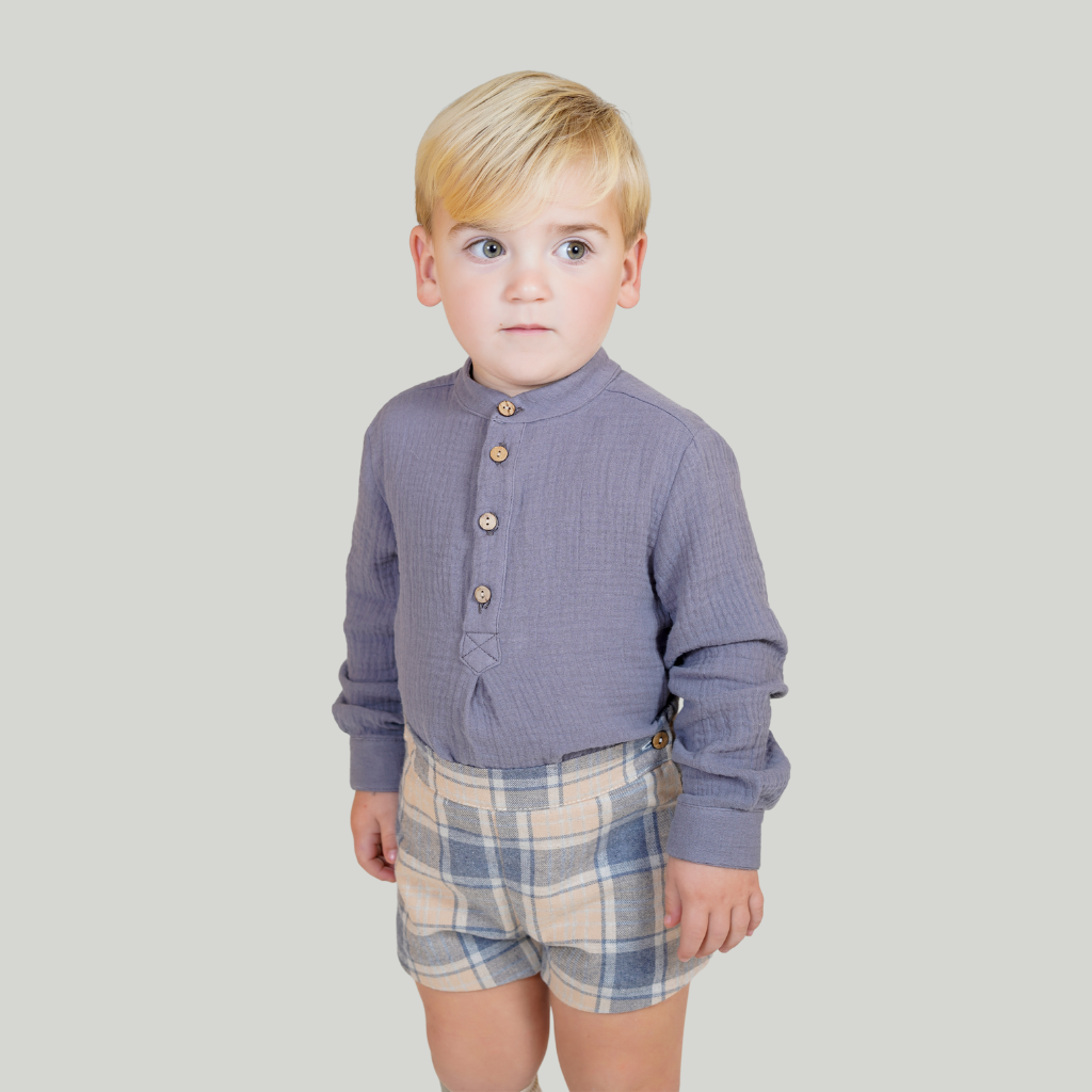 CONJUNTO NIÑO CAMISA AZUL Y SHORT BEIGE DE CUADROS