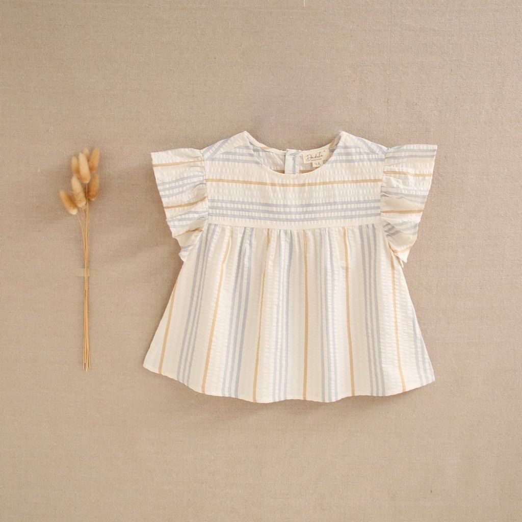 CONJUNTO DE NIÑA BLUSA CON RAYAS AZULES Y CAMEL, SHORT AZUL