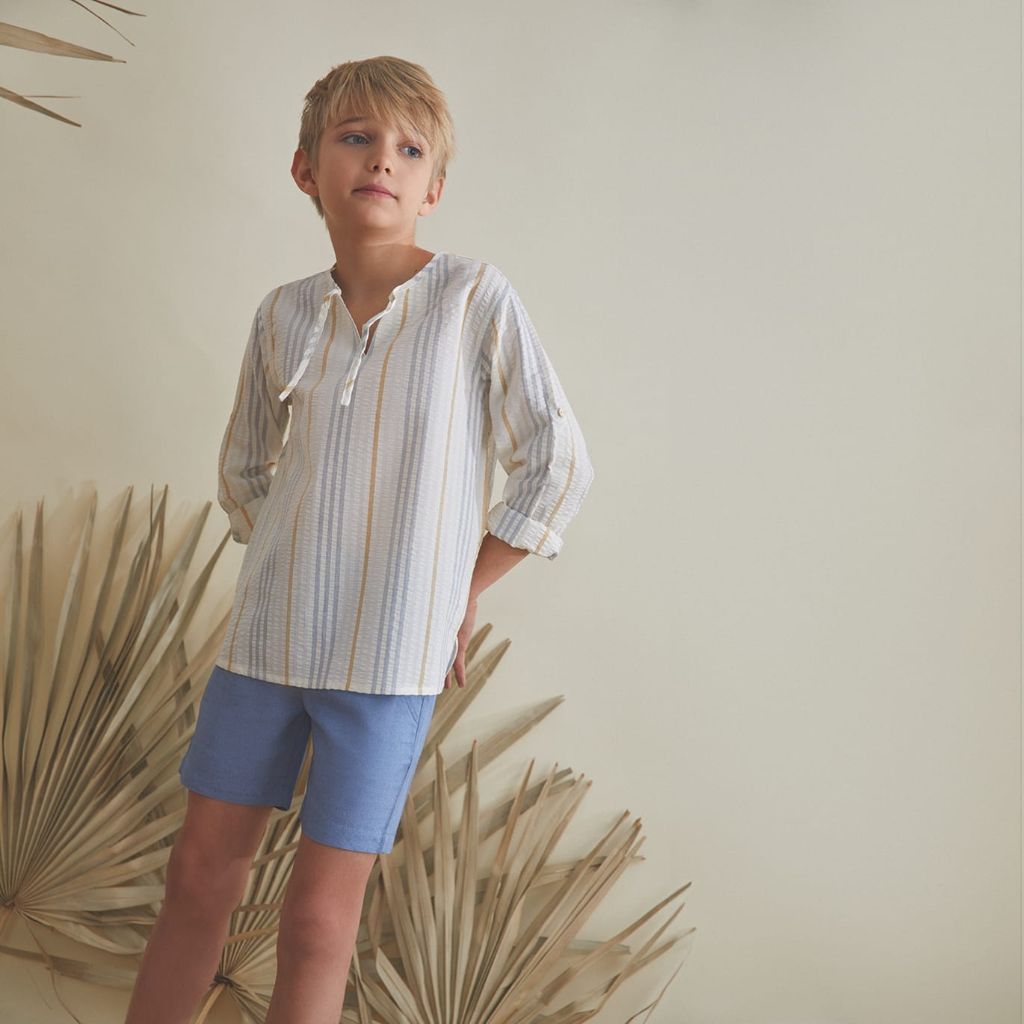 CONJUNTO DE NIÑO CAMISA DE RAYAS AZULES Y CAMEL CON BERMUDA AZUL