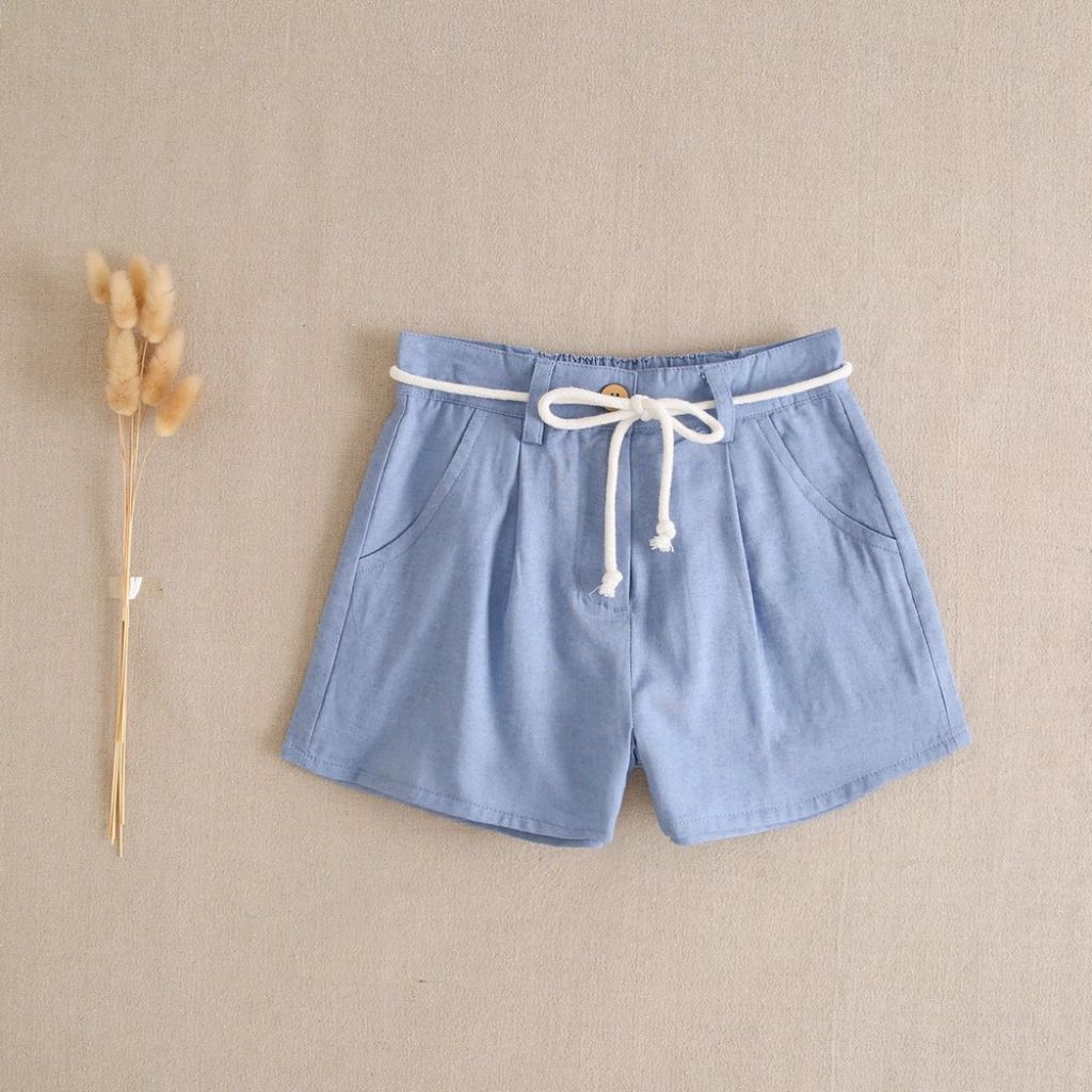 CONJUNTO DE NIÑA BLUSA CON RAYAS AZULES Y CAMEL, SHORT AZUL