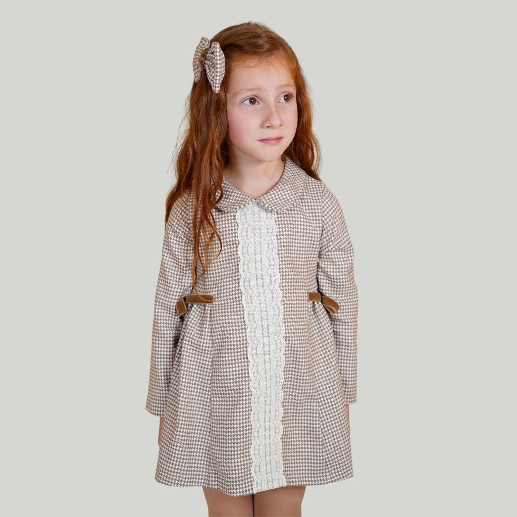 VESTIDO CAFÉ PARA NIÑA DE ESTAMPADO DE CUADROS BLANCOS