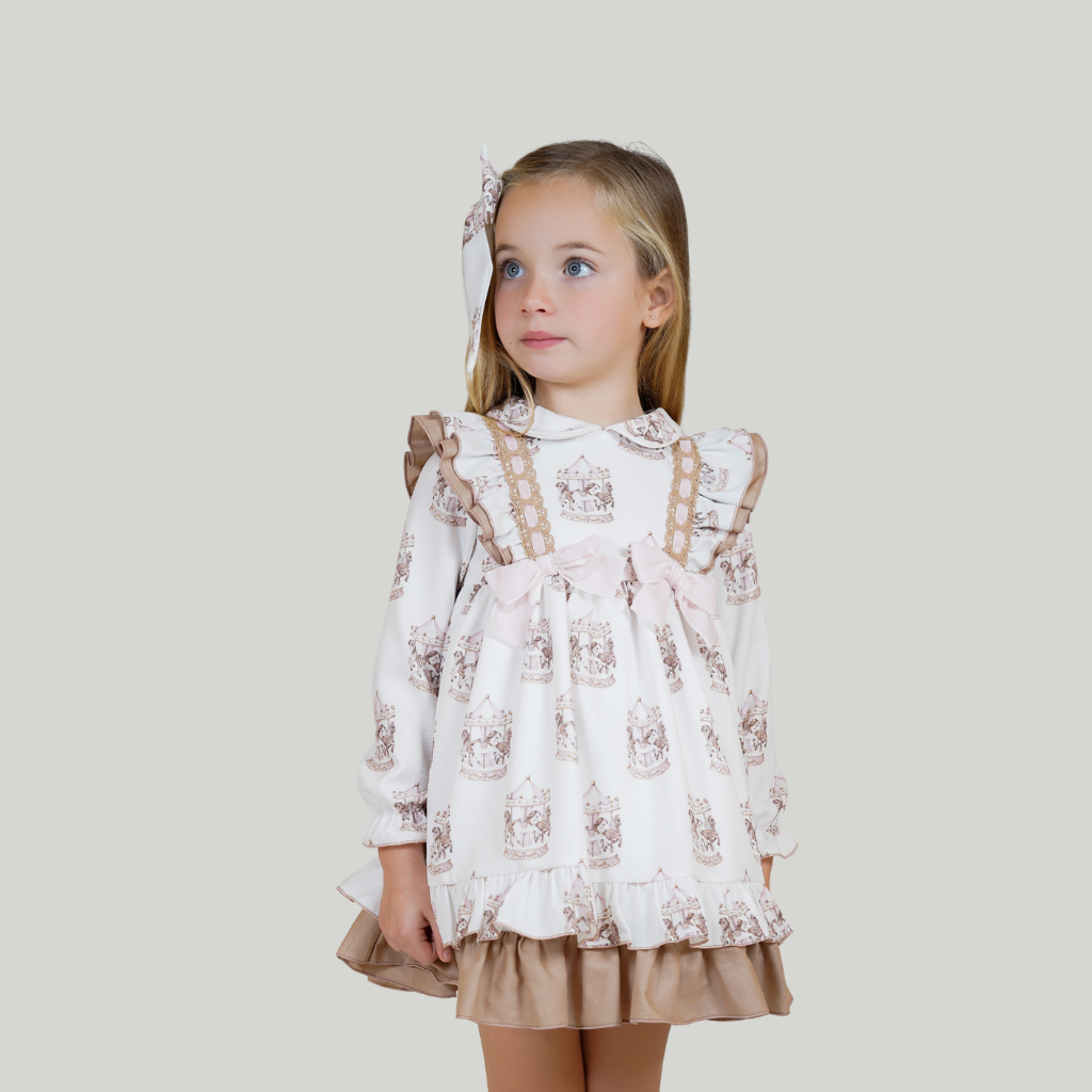 VESTIDO BLANCO CON ESTAMPADO DE CARROUSEL PARA NIÑA ROSA