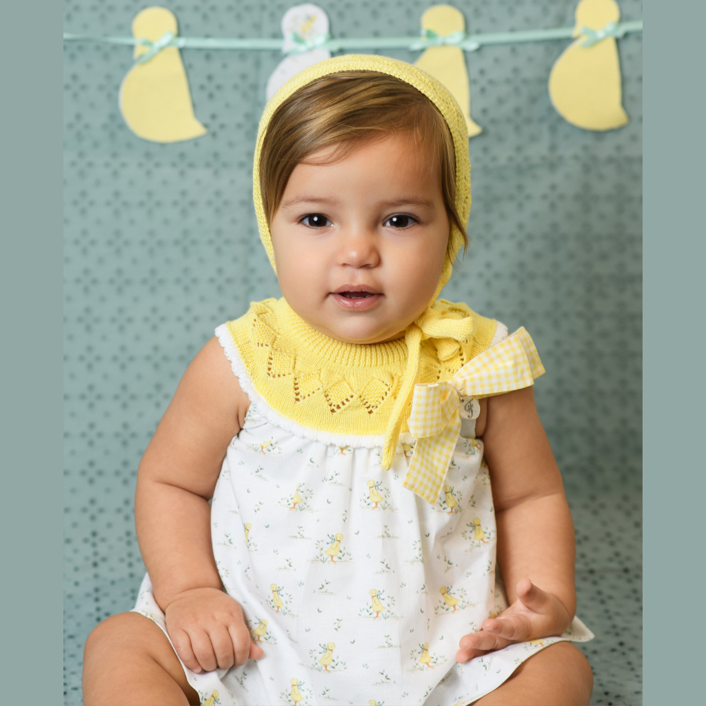 VESTIDO BEBÉ NIÑA ESTAMPADO CON CUELLO DE PUNTO AMARILLO - Menta Moda Infantil