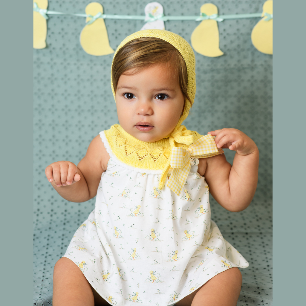 VESTIDO BEBÉ NIÑA ESTAMPADO CON CUELLO DE PUNTO AMARILLO - Menta Moda Infantil