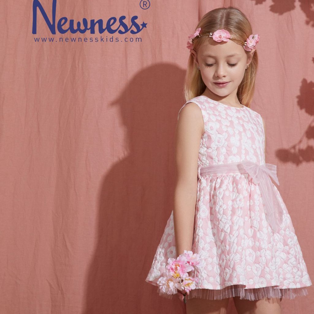 VESTIDO BLANCO DE NIÑA. TEJIDO DE BROCADO CON DETALLES DE LAZO EN TULL