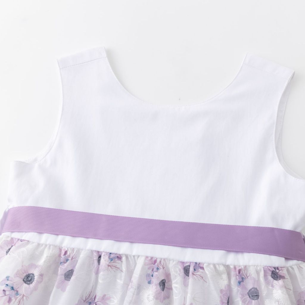 VESTIDO DE NIÑA CON TONOS LILAS. DETALLE DE CINTA EN LA CINTURA