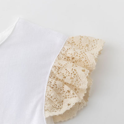 VESTIDO DE NIÑA CON TONOS BEIGE, DE TIRANTES CON VOLANTES DE ENCAJE