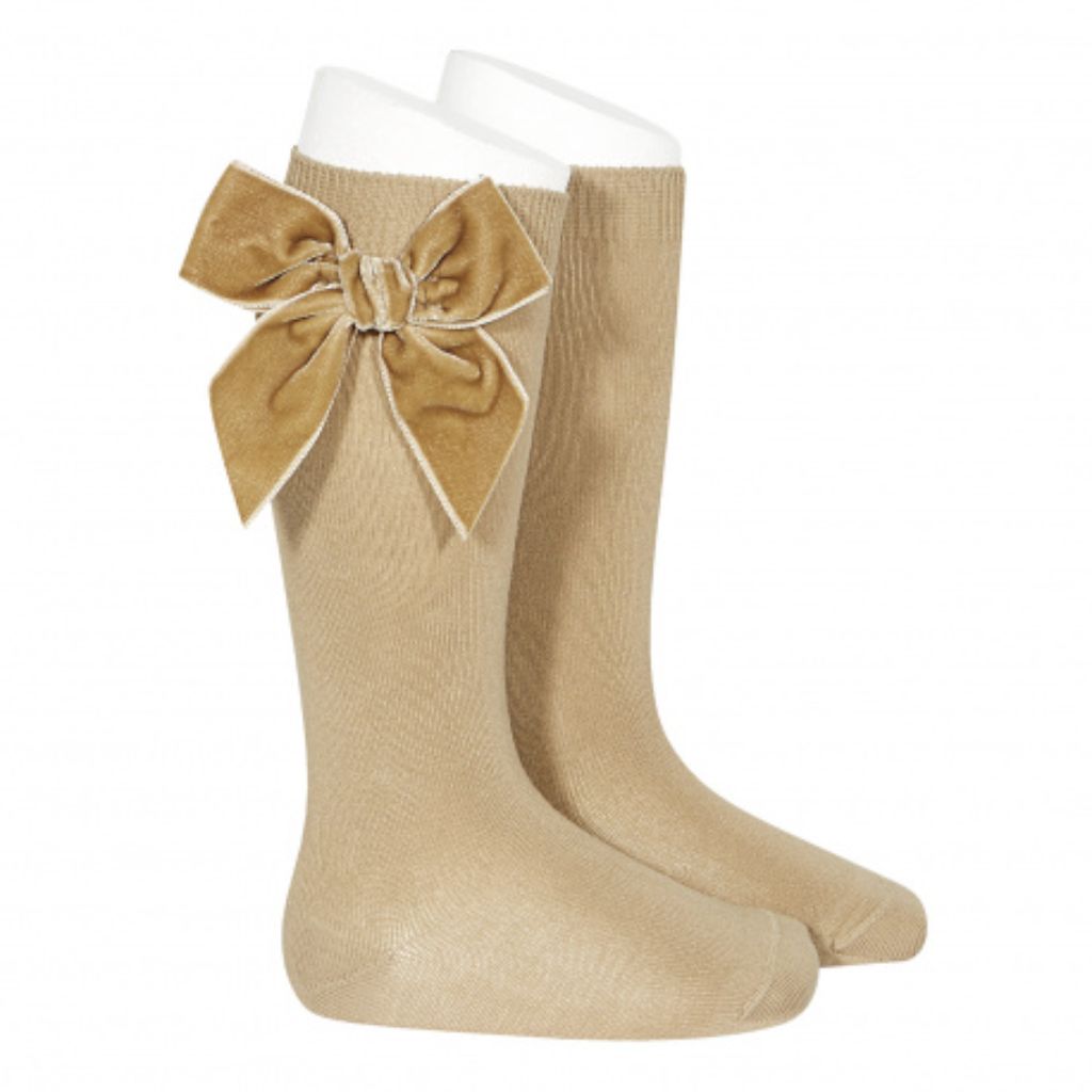 CALCETINES ALTOS PUNTO LISO CON LAZO DE TERCIOPELO CAMEL - Menta Moda Infantil