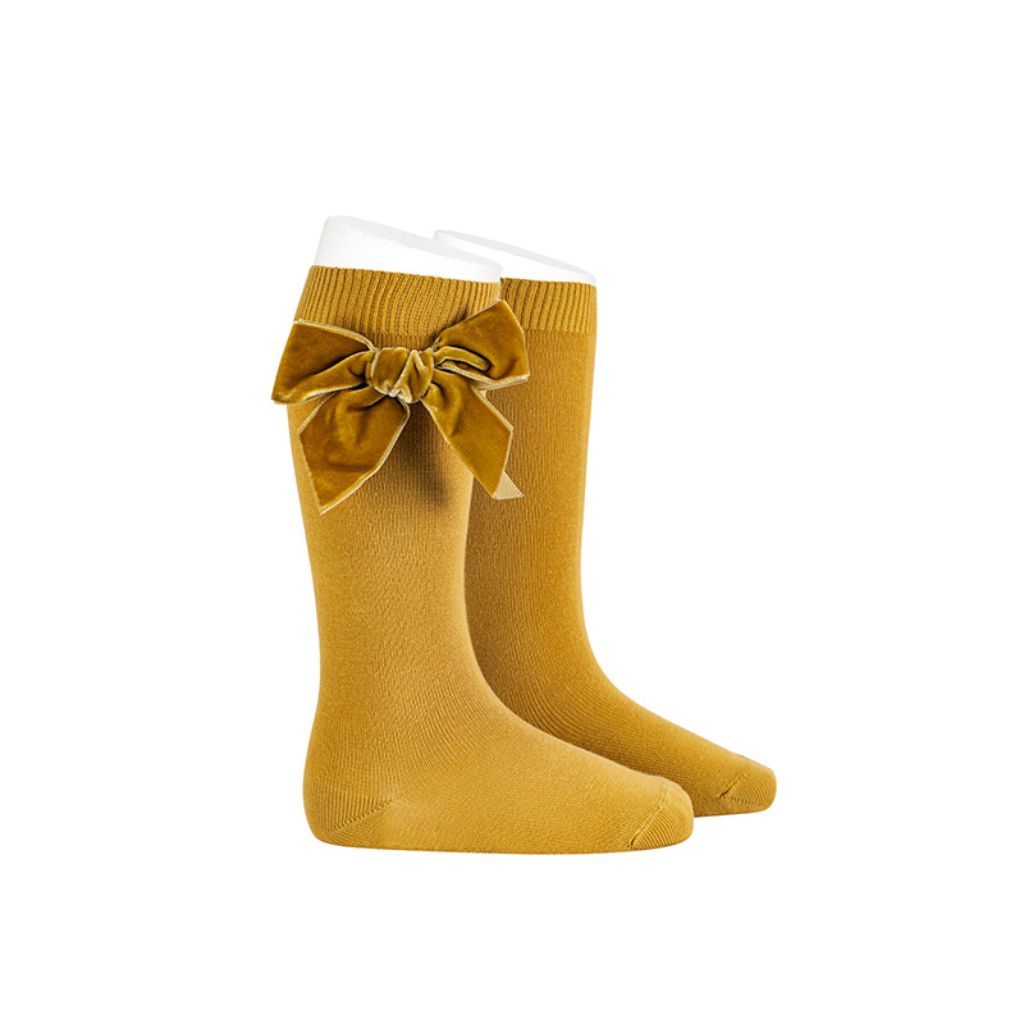 CALCETINES ALTOS PUNTO LISO CON LAZO DE TERCIOPELO MOSTAZA - Menta Moda Infantil