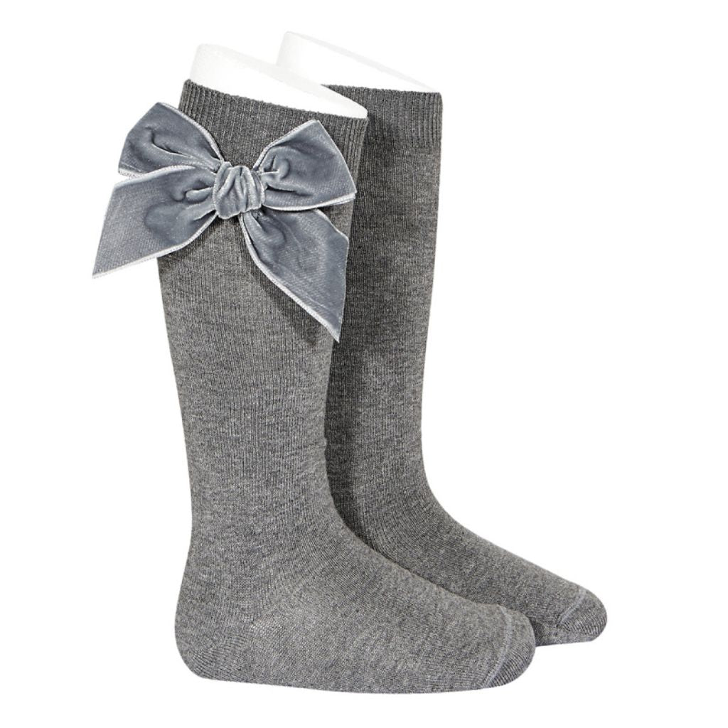 CALCETINES ALTOS PUNTO LISO CON LAZO DE TERCIOPELO GRIS CLARO - Menta Moda Infantil
